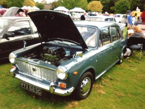 Austin 1100 (VYX 683 G)
